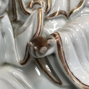 Un modèle de Guanyin assis sur un trône de lotus en porcelaine de Chine, République, 20ème — photo 9
