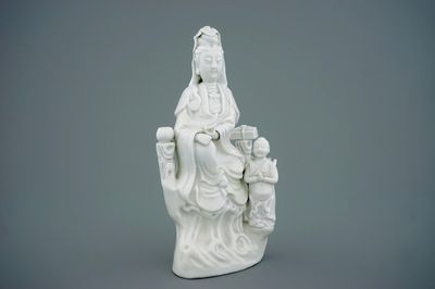 Un modèle de Guanyin avec enfant en porcelaine blanc de Chine de Dehua, 18/19ème