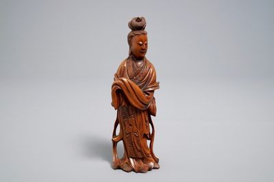 Un modèle de Guanyin debout en bois sculpté, Chine, 19ème