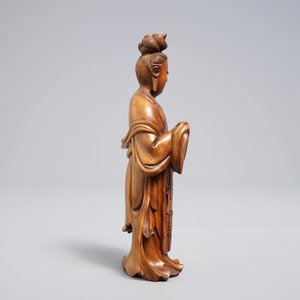 Un modèle de Guanyin debout en bois sculpté, Chine, 19ème — photo 3
