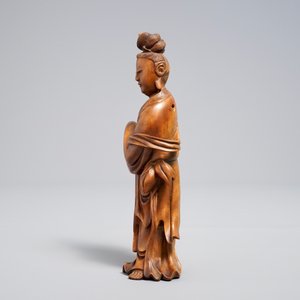 Un modèle de Guanyin debout en bois sculpté, Chine, 19ème — photo 5