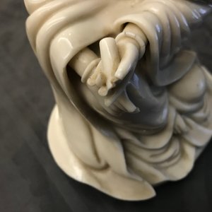 Un modèle de Guanyin en porcelaine blanc de Chine de Dehua, 18/19ème — photo 8