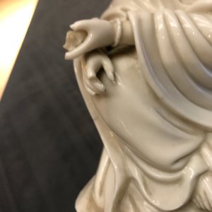 Un modèle de Guanyin en porcelaine blanc de Chine de Dehua, 18/19ème — photo 9