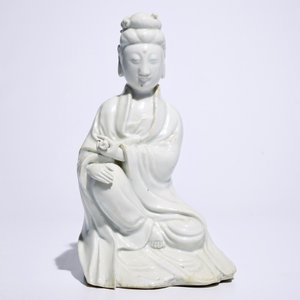 Un modèle de Guanyin en porcelaine blanc de Chine de Dehua, 18/19ème — photo 2