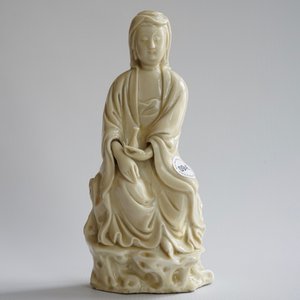 Un modèle de Guanyin en porcelaine blanc de Chine de Dehua, 18ème — photo 8