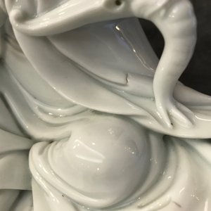 Un modèle de Guanyin en porcelaine blanc de Chine, marque incisé sur le dos, 18ème — photo 15