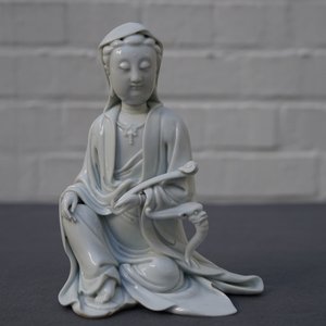 Un modèle de Guanyin en porcelaine blanc de Chine, marque incisé sur le dos, 18ème — photo 8
