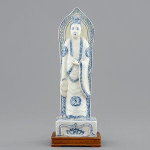 Un modèle de Guanyin en porcelaine de Chine bleu et blanc, prob. Wanli, Dynastie Ming — photo 2