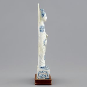 Un modèle de Guanyin en porcelaine de Chine bleu et blanc, prob. Wanli, Dynastie Ming — photo 3