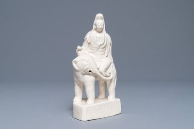 Un modèle de Guanyin sur un éléphant en porcelaine blanc de Chine de Dehua, Kangxi