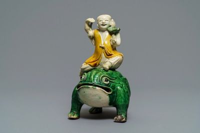 Un modèle de Liu Hai sur le crapaud en biscuit émaillé vert, Kangxi