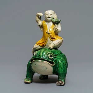 Un modèle de Liu Hai sur le crapaud en biscuit émaillé vert, Kangxi — photo 1
