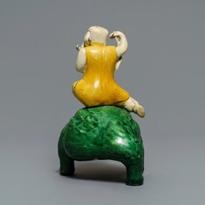 Un modèle de Liu Hai sur le crapaud en biscuit émaillé vert, Kangxi — photo 4