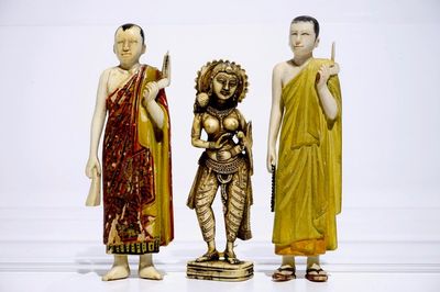 Un modèle de Parvati en ivoire sculpté et deux servants polychromes, Inde, 18/19ème