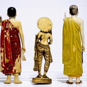 Un modèle de Parvati en ivoire sculpté et deux servants polychromes, Inde, 18/19ème — photo 2