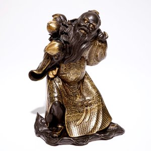Un modèle de Shou Lao en porcelaine de Chine avec dorure sur fond noir, 19/20ème — photo 1