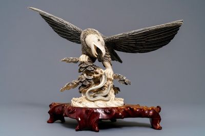 Un modèle d'un aigle au serpent en ivoire sculpté, Chine, vers 1930