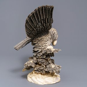 Un modèle d'un aigle au serpent en ivoire sculpté, Chine, vers 1930 — photo 3