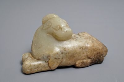 Un modèle d'un animal mythique en jade vert, gris et brun, Chine, Qing