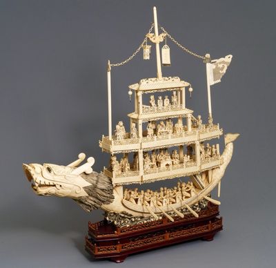 Un modèle d'un bateau dragon en ivoire sculpté sur socle en bois, Chine, 19ème