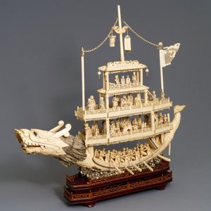 Un modèle d'un bateau dragon en ivoire sculpté sur socle en bois, Chine, 19ème — photo 1