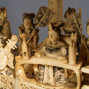 Un modèle d'un bateau dragon en ivoire sculpté sur socle en bois, Chine, 19ème — photo 13