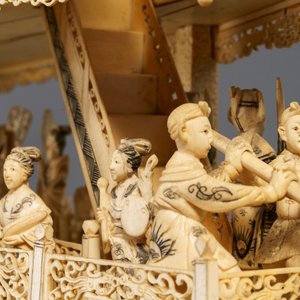 Un modèle d'un bateau dragon en ivoire sculpté sur socle en bois, Chine, 19ème — photo 14
