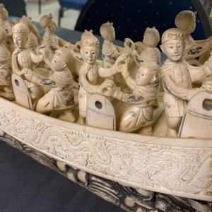Un modèle d'un bateau dragon en ivoire sculpté sur socle en bois, Chine, 19ème — photo 24