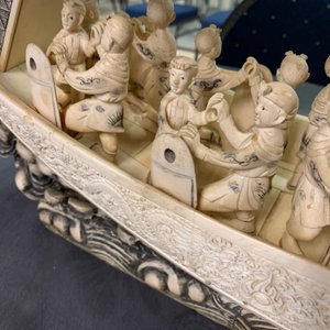 Un modèle d'un bateau dragon en ivoire sculpté sur socle en bois, Chine, 19ème — photo 25