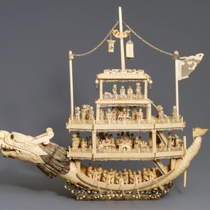 Un modèle d'un bateau dragon en ivoire sculpté sur socle en bois, Chine, 19ème — photo 5