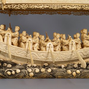 Un modèle d'un bateau dragon en ivoire sculpté sur socle en bois, Chine, 19ème — photo 9