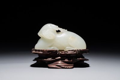 Un modèle d'un bélier en jade sculpté sur socle en bois, 19ème