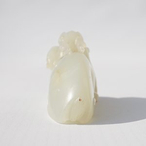 Un modèle d'un bélier en jade sculpté sur socle en bois, 19ème — photo 16