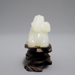Un modèle d'un bélier en jade sculpté sur socle en bois, 19ème — photo 3