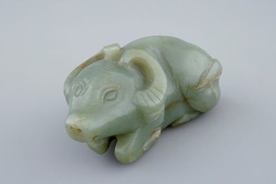 Un modèle d'un boeuf en jade céladon sculpté, Qing