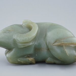 Un modèle d'un boeuf en jade céladon sculpté, Qing — photo 2