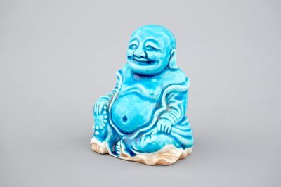 Un modèle d'un bouddha en porcelaine de Chine monochrome turquoise, Kangxi