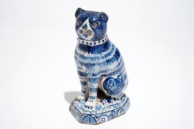 Un modèle d'un chat en faïence de Delft bleu et blanc, 19ème