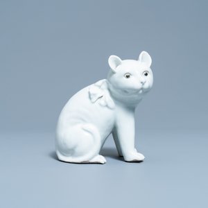 Un modèle d'un chat en porcelaine blanc de Chine de Dehua sur socle en bois, 19ème — photo 2