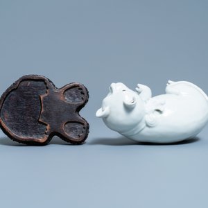 Un modèle d'un chat en porcelaine blanc de Chine de Dehua sur socle en bois, 19ème — photo 6