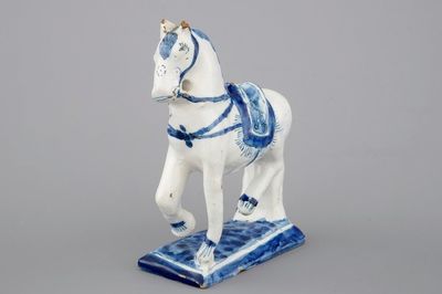 Un modèle d'un cheval en Delft bleu et blanc, 18ème