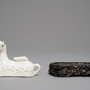 Un modèle d'un cheval en porcelaine blanc de Chine de Dehua sur socle sculpté, Kangxi — photo 5