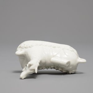Un modèle d'un cheval en porcelaine blanc de Chine de Dehua sur socle sculpté, Kangxi — photo 6