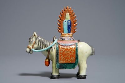Un modèle d'un cheval en porcelaine de Chine famille rose, Qianlong