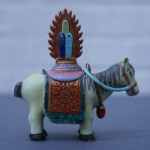 Un modèle d'un cheval en porcelaine de Chine famille rose, Qianlong — photo 17