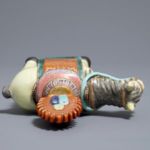 Un modèle d'un cheval en porcelaine de Chine famille rose, Qianlong — photo 6