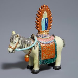 Un modèle d'un cheval en porcelaine de Chine famille rose, Qianlong — photo 7