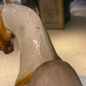 Un modèle d'un cheval en terre cuite à glaçure ambre et beige, Chine, Tang — photo 18