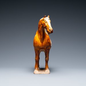 Un modèle d'un cheval en terre cuite à glaçure ambre et beige, Chine, Tang — photo 5