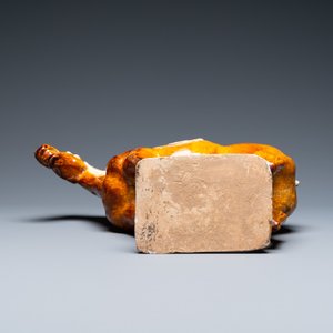 Un modèle d'un cheval en terre cuite à glaçure ambre et beige, Chine, Tang — photo 6